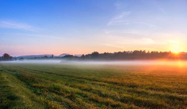 Rami gamtos panorama auštant